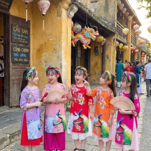 ÁO DÀI BÉ GÁI HỌA TIẾT CÒ HOA SEN