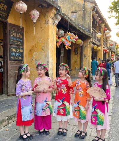 ÁO DÀI BÉ GÁI HỌA TIẾT CÒ HOA SEN