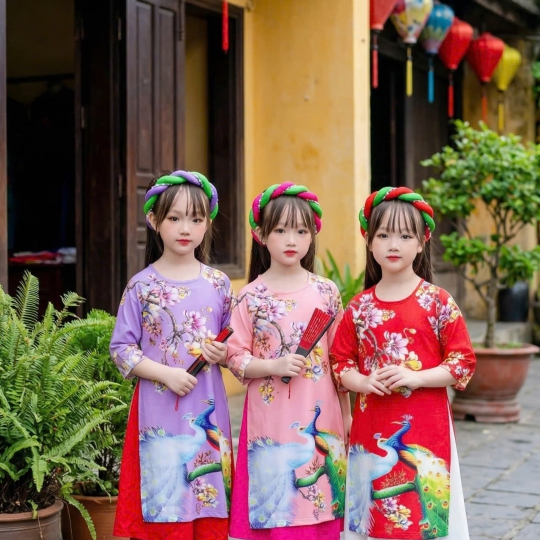 ÁO DÀI BÉ GÁI HỌA TIẾT CÒ HOA SEN