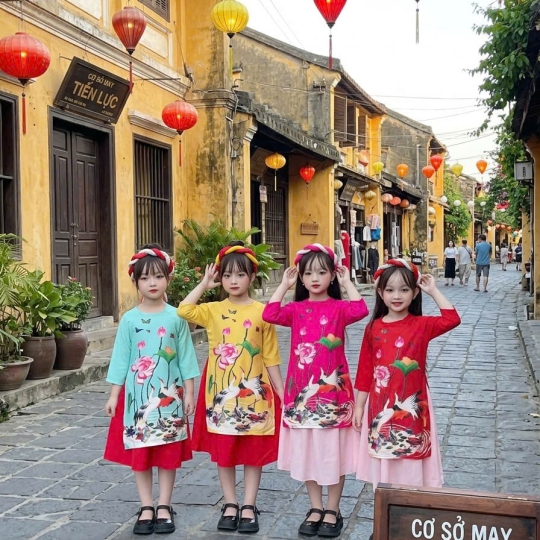 ÁO DÀI BÉ GÁI HỌA TIẾT CÒ HOA SEN