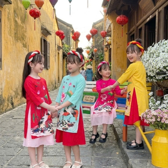 ÁO DÀI BÉ GÁI HỌA TIẾT CÒ HOA SEN